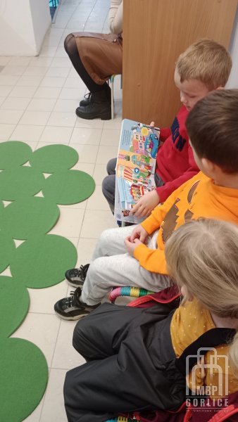Biblioteka Gorlice, Dzieci oglądają czytelniane książki